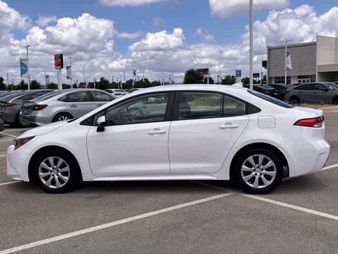Used 2022 Toyota Corolla LE FWD image 3
