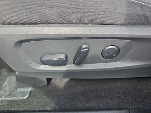 Used 2025 Nissan Pathfinder SV FWD image 9