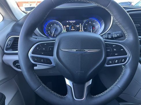 Used 2022 Chrysler Pacifica Touring-L image 26