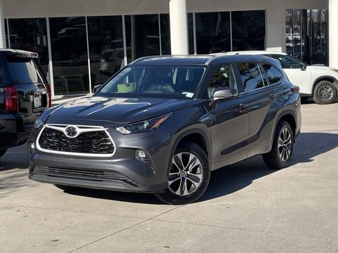 Used 2024 Toyota Highlander LE image 9