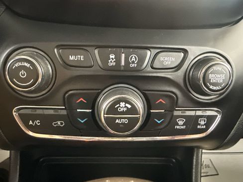 Used 2019 Jeep Cherokee Limited AWD/4WD image 17