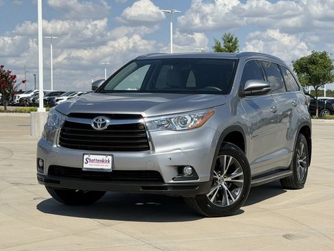 Used 2016 Toyota Highlander XLE FWD image 2