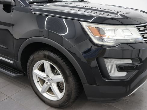 Used 2017 Ford Explorer XLT w/ Equipment Group 202A AWD/4WD image 24