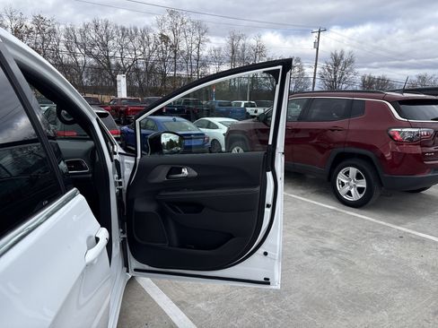 New 2026 Chrysler Voyager LX image 8