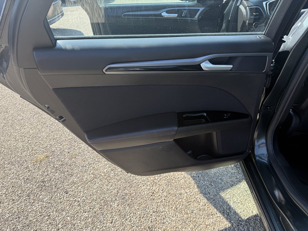 Used 2016 Ford Fusion SE FWD image 13