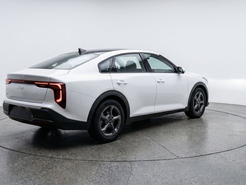 Used 2025 Kia K4 LXS image 9