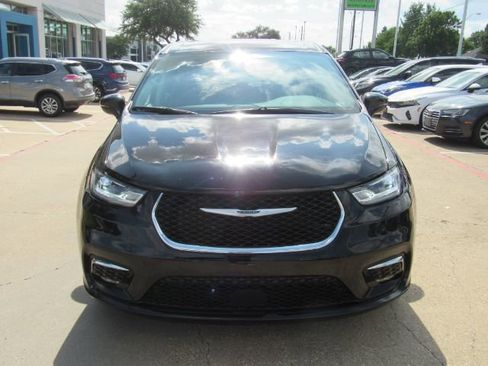 Used 2024 Chrysler Pacifica Touring-L image 2