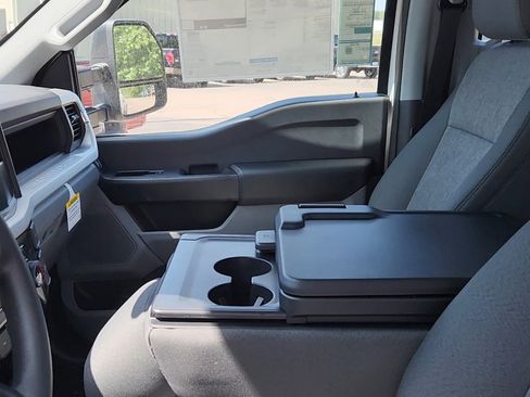 New 2025 Ford F550 4x4 Crew Cab image 18