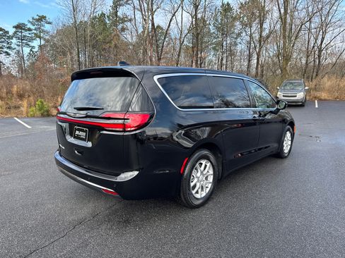 New 2026 Chrysler Pacifica Select FWD image 5