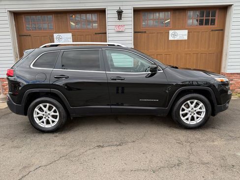 Used 2018 Jeep Cherokee Latitude Plus w/ Cold Weather Group image 2