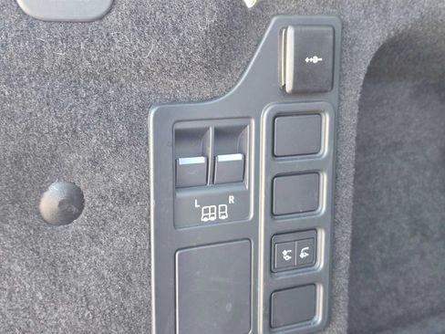 Used 2025 Land Rover Discovery Dynamic SE AWD/4WD image 15