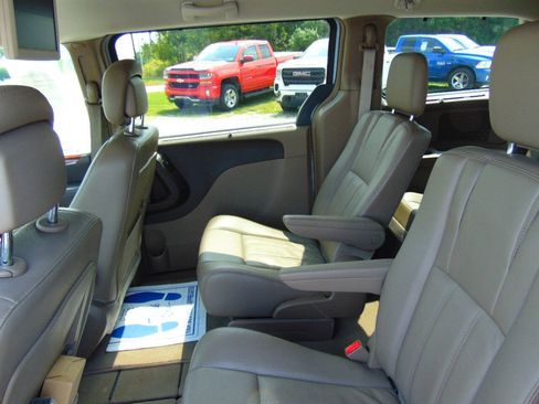 Used 2013 Chrysler Town & Country Touring FWD image 9