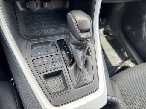 Used 2021 Toyota RAV4 LE AWD/4WD image 25