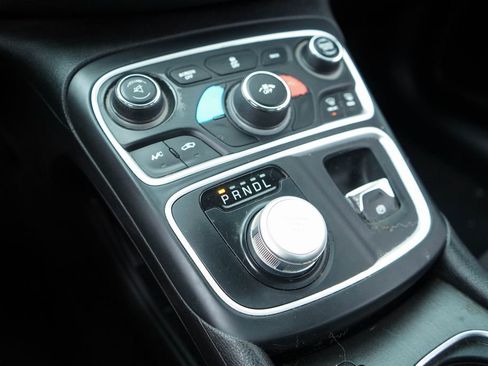 Used 2016 Chrysler 200 Limited image 30