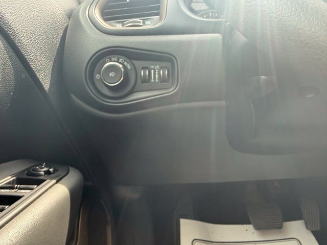 Used 2023 Jeep Renegade Latitude AWD/4WD image 17
