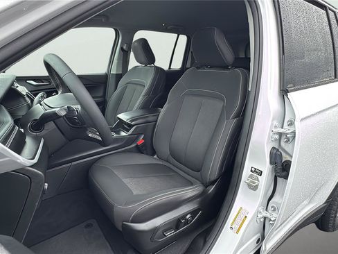 Used 2023 Jeep Grand Cherokee Laredo AWD/4WD image 18