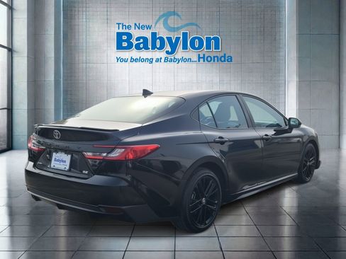 Used 2025 Toyota Camry SE image 4