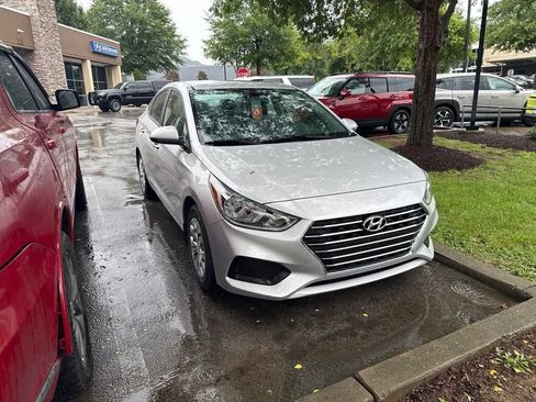 Used 2022 Hyundai Accent SE FWD image 2