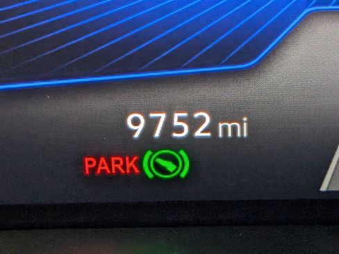Used 2025 Volkswagen Taos SE w/ Panoramic Sunroof Package FWD image 25