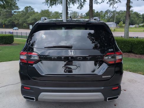 Used 2025 Honda Pilot Touring image 9