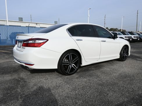Used 2017 Honda Accord Sport image 2