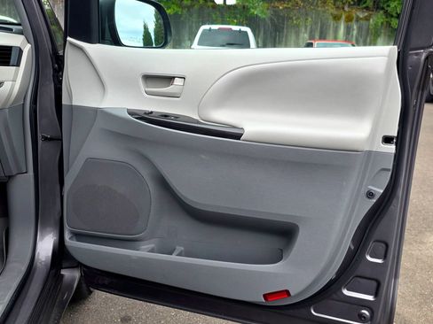 Used 2014 Toyota Sienna LE AWD/4WD image 51