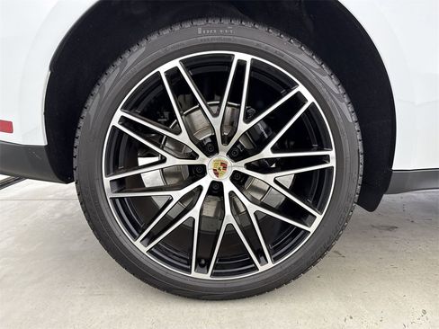 Certified 2025 Porsche Macan image 16