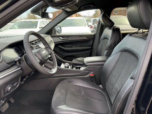 Certified 2025 Jeep Grand Cherokee Altitude image 15