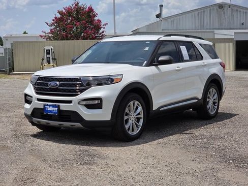 Used 2024 Ford Explorer XLT w/ Equipment Group 202A RWD image 4