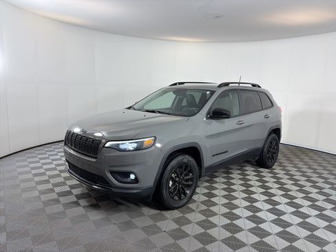 Used 2023 Jeep Cherokee Altitude Lux AWD/4WD image 2