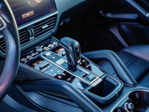 Used 2023 Porsche Cayenne Platinum Edition image 21