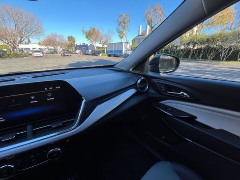 Used 2025 Chevrolet Trax LT image 33