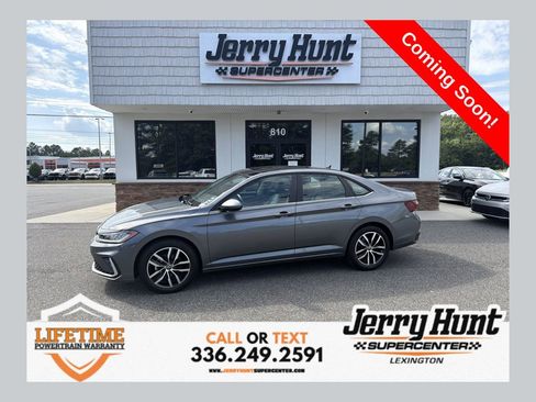 Used 2026 Volkswagen Jetta SE FWD image 1
