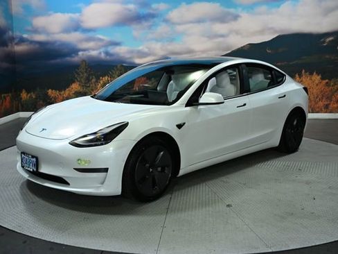 Used 2021 Tesla Model 3 Standard Range Plus image 4