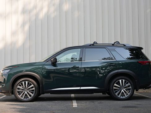 Used 2022 Nissan Pathfinder Platinum w/ Cargo Package FWD image 7