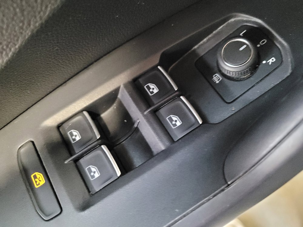 Used 2025 Volkswagen Jetta SE FWD image 27