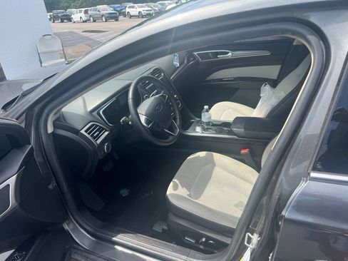 Used 2019 Ford Fusion SE w/ Equipment Group 151A FWD image 8