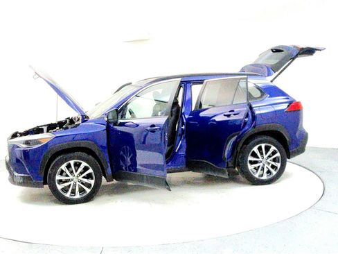 Certified 2022 Toyota Corolla Cross XLE image 10