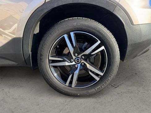 Certified 2023 Volvo XC40 B5 Plus w/ Climate Package image 7