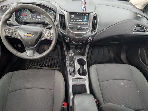 Used 2018 Chevrolet Cruze LT FWD image 8