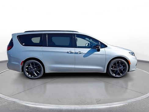 New 2026 Chrysler Pacifica Select w/ S Appearance Package FWD image 9