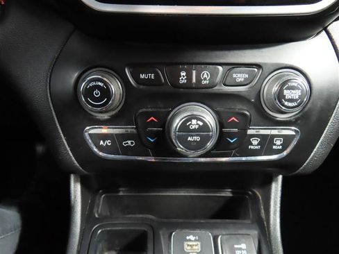 Used 2020 Jeep Cherokee Limited image 27