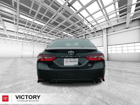 Used 2022 Toyota Camry SE image 4