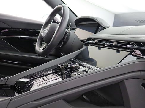 Used 2024 Aston Martin DB12 Coupe RWD image 31