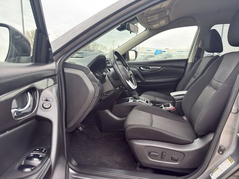 Used 2020 Nissan Rogue SV image 11