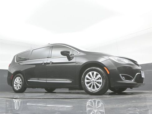 Used 2018 Chrysler Pacifica Touring-L image 32