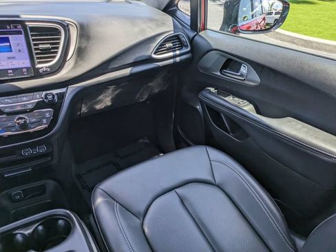 Used 2025 Chrysler Voyager LX FWD image 21