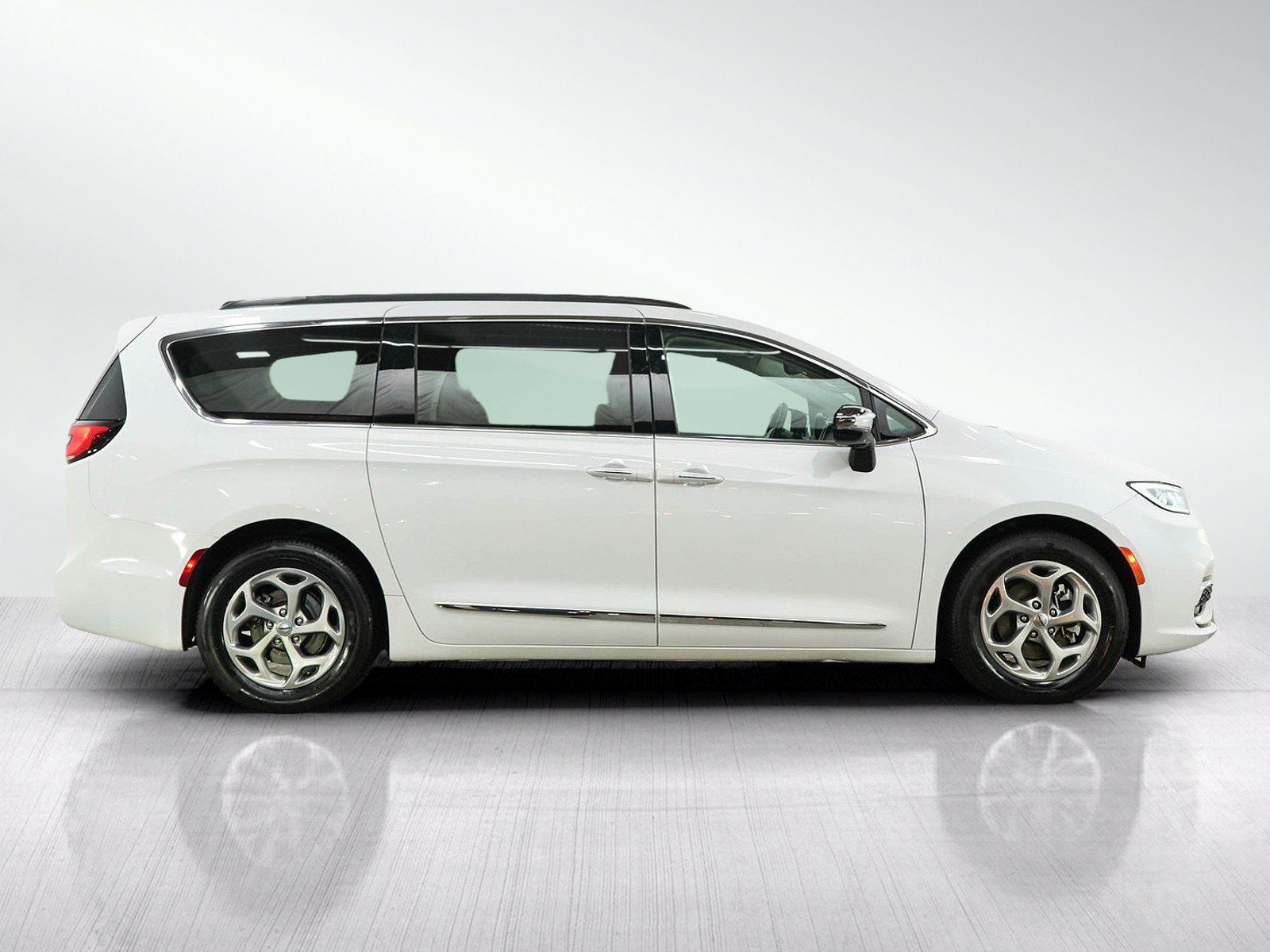 Used 2023 Chrysler Pacifica Limited FWD image 6