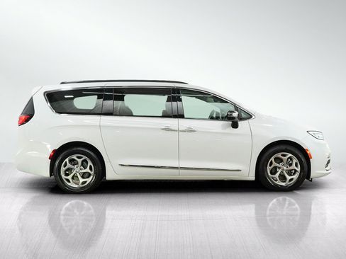 Used 2023 Chrysler Pacifica Limited FWD image 6