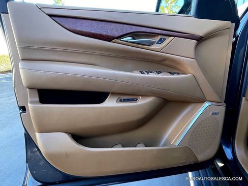 Used 2017 Cadillac Escalade ESV Platinum image 30